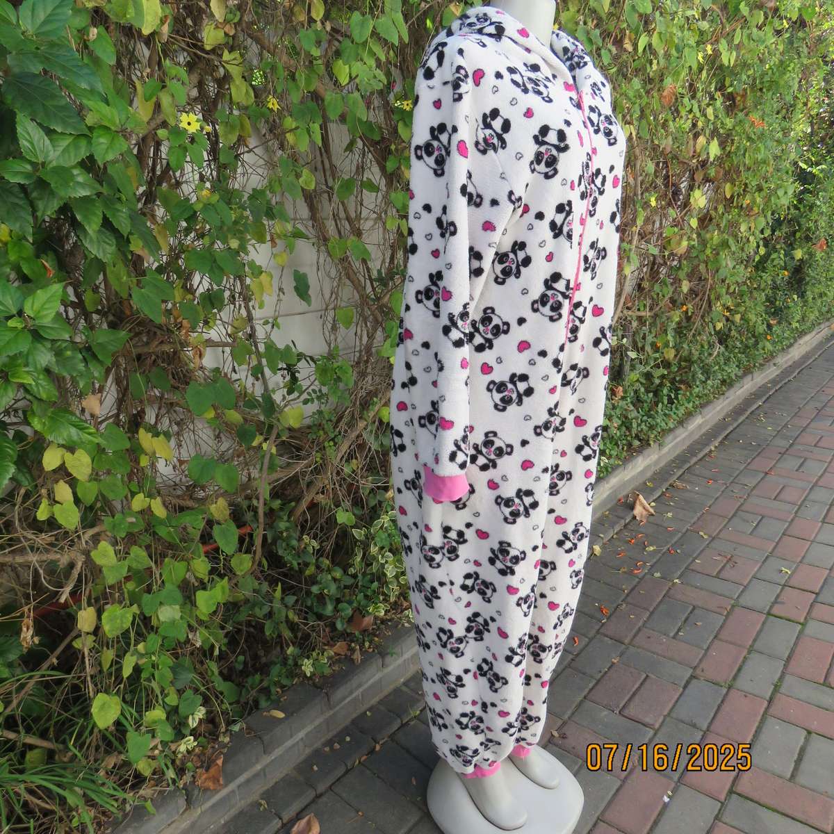 Onesie in white brushed polyester with black-pink bear print with hood. Size 42 loose fit