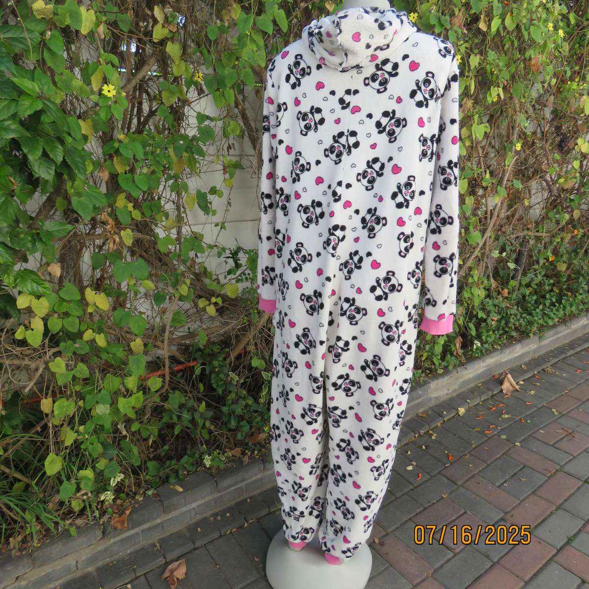 Onesie in white brushed polyester with black-pink bear print with hood. Size 42 loose fit