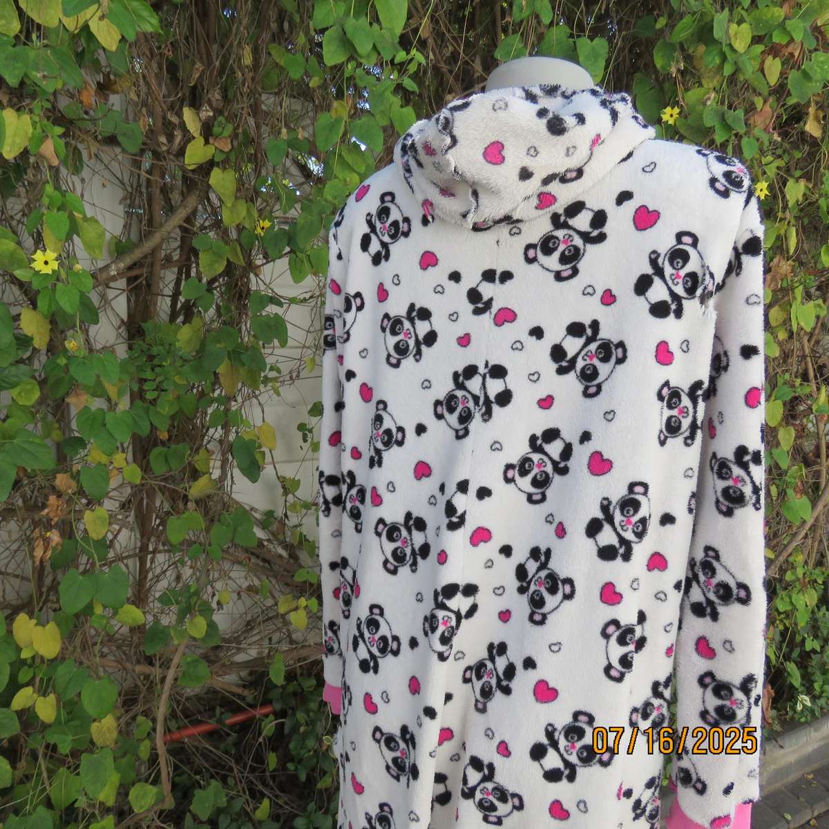 Onesie in white brushed polyester with black-pink bear print with hood. Size 42 loose fit