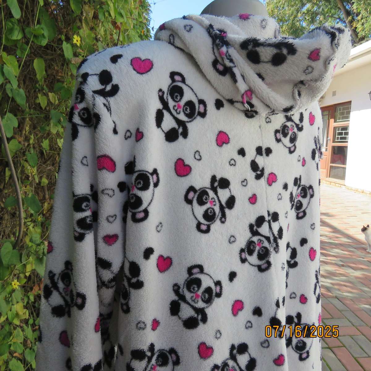 Onesie in white brushed polyester with black-pink bear print with hood. Size 42 loose fit