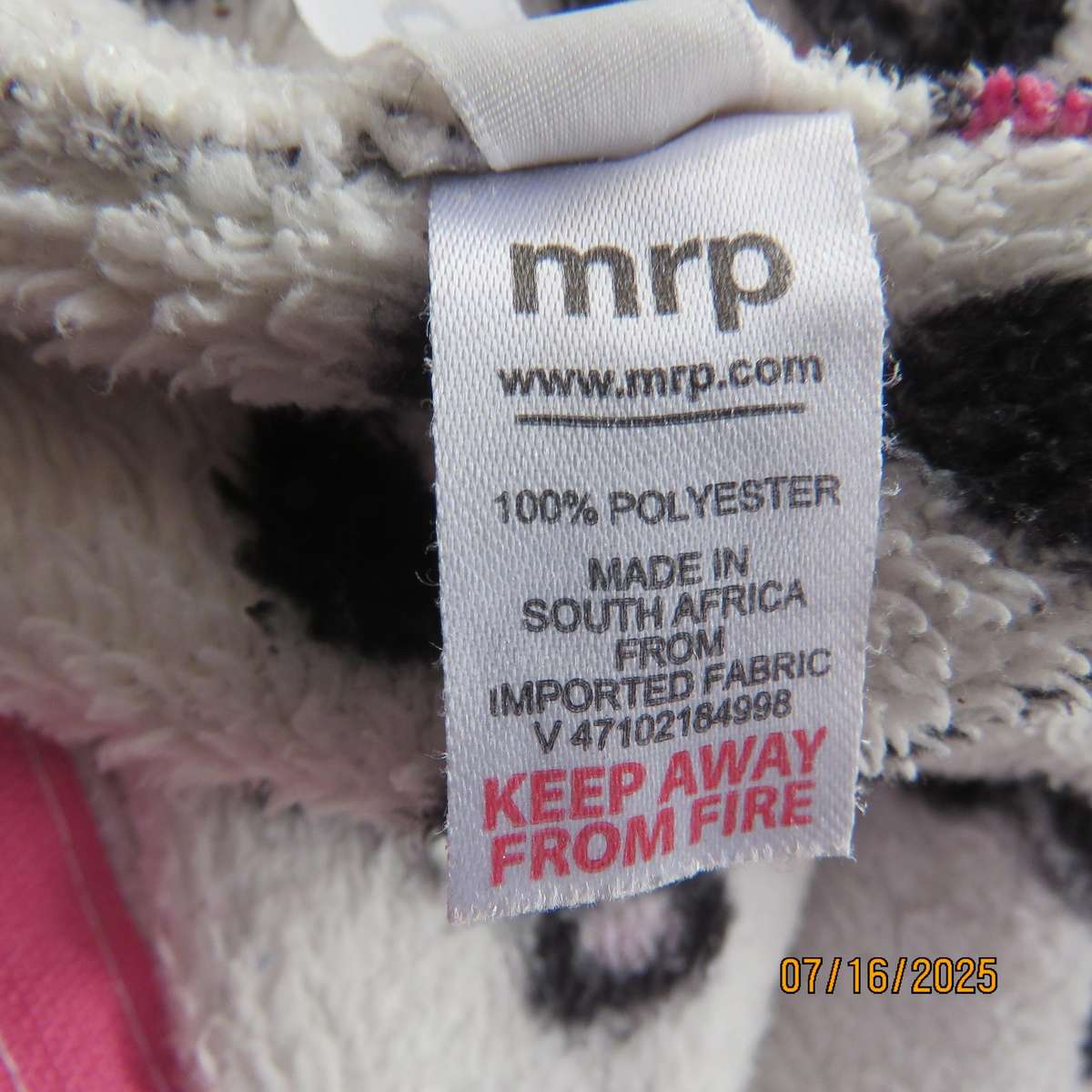 Onesie in white brushed polyester with black-pink bear print with hood. Size 42 loose fit