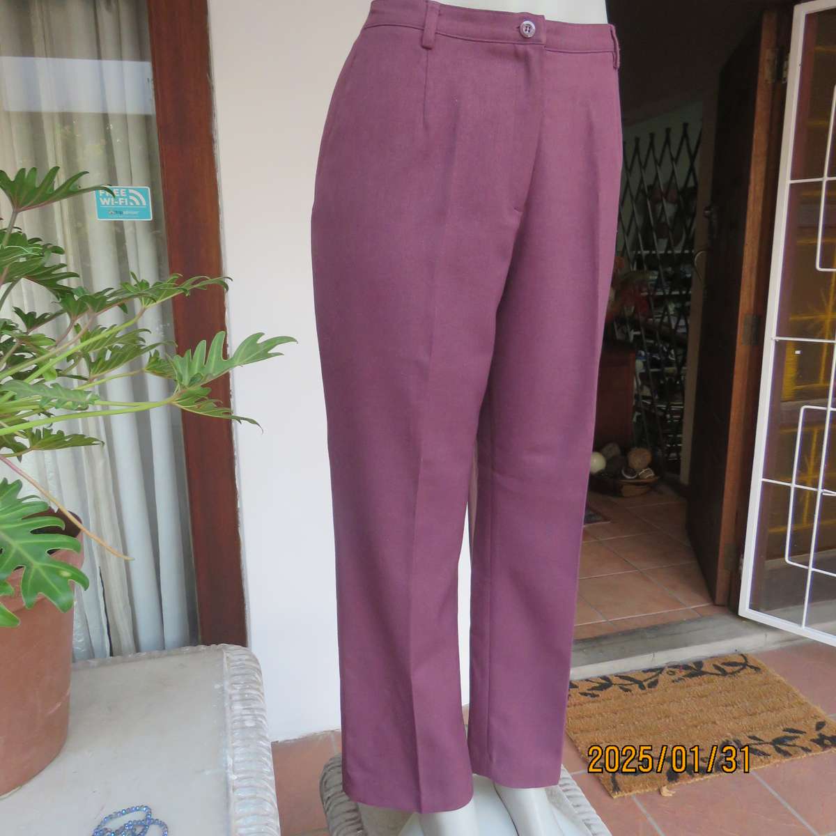 STYLE mulberry colour dress pants by E W M size 40. Dummy side pockets. In polyester.Very good cond.