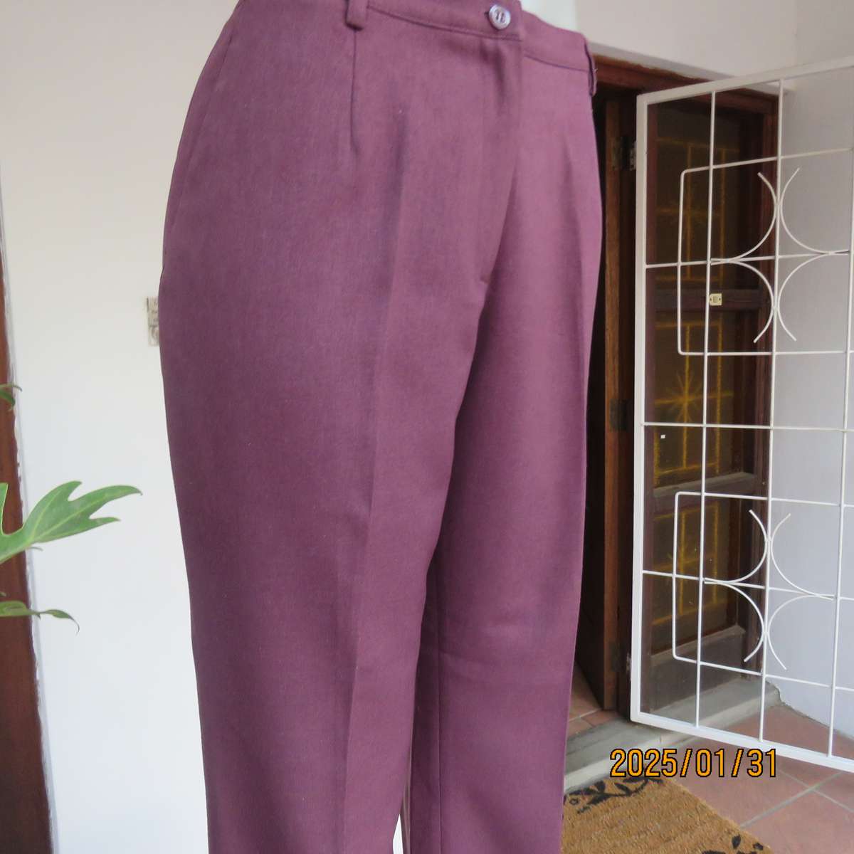 STYLE mulberry colour dress pants by E W M size 40. Dummy side pockets. In polyester.Very good cond.