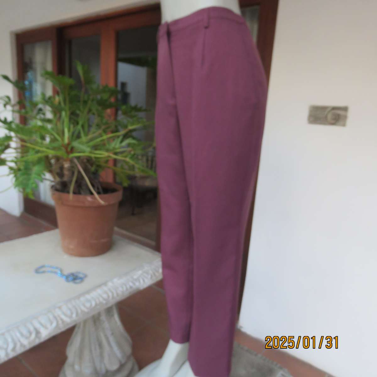 STYLE mulberry colour dress pants by E W M size 40. Dummy side pockets. In polyester.Very good cond.