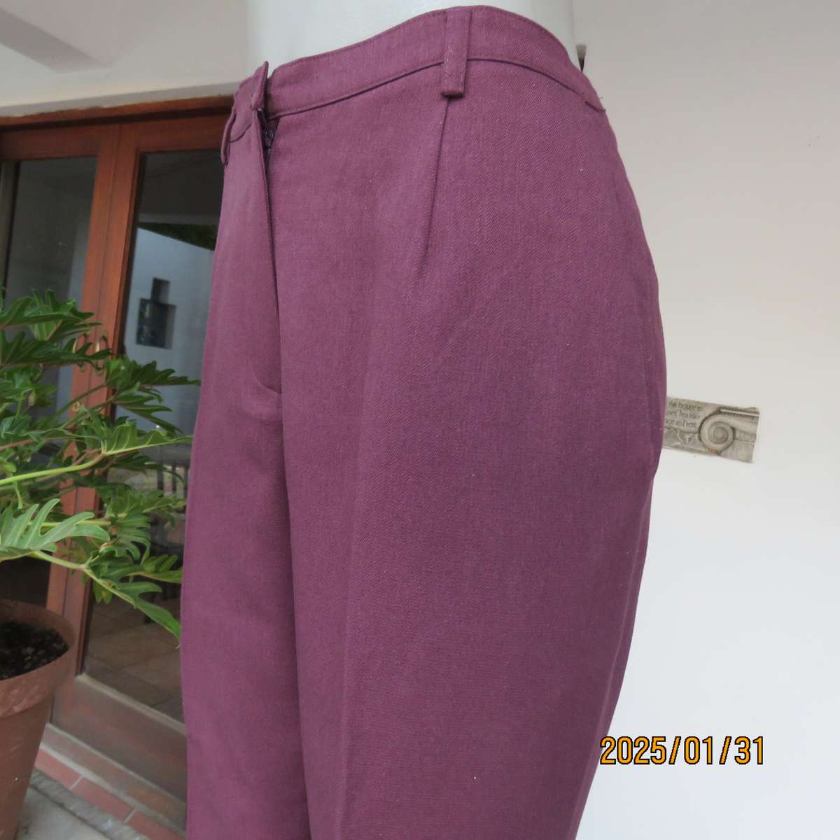 STYLE mulberry colour dress pants by E W M size 40. Dummy side pockets. In polyester.Very good cond.