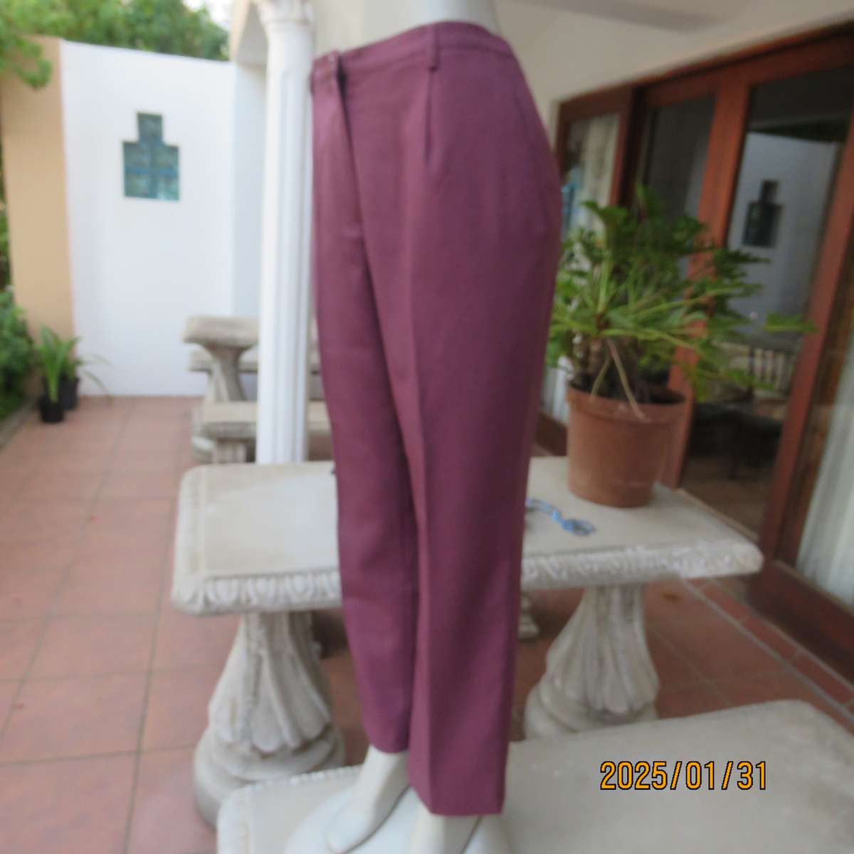 STYLE mulberry colour dress pants by E W M size 40. Dummy side pockets. In polyester.Very good cond.
