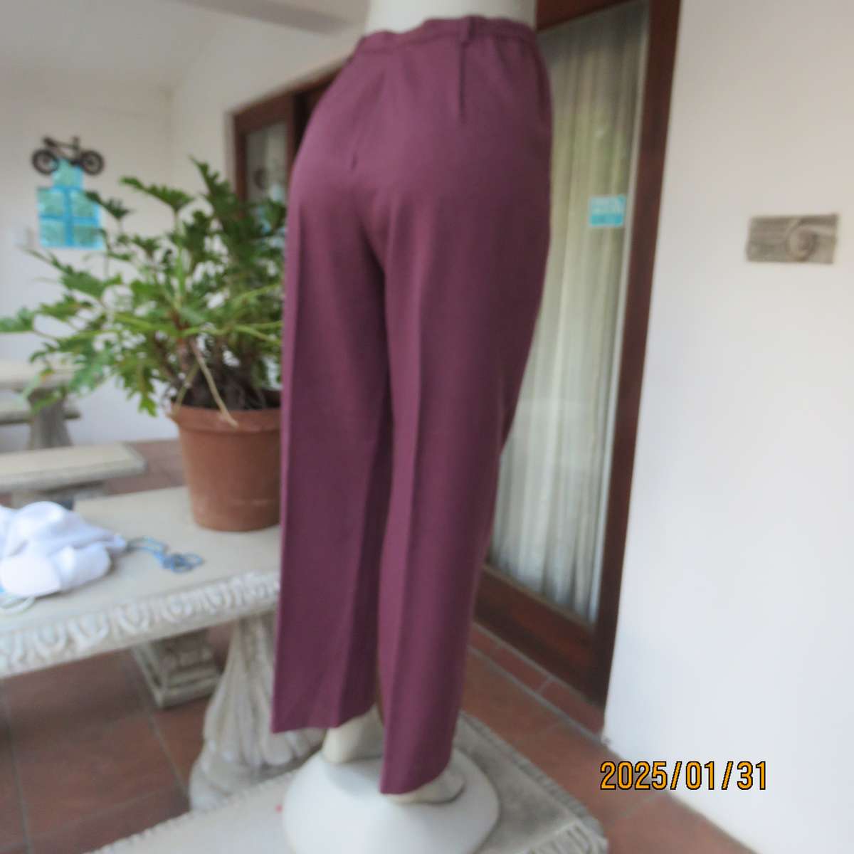 STYLE mulberry colour dress pants by E W M size 40. Dummy side pockets. In polyester.Very good cond.