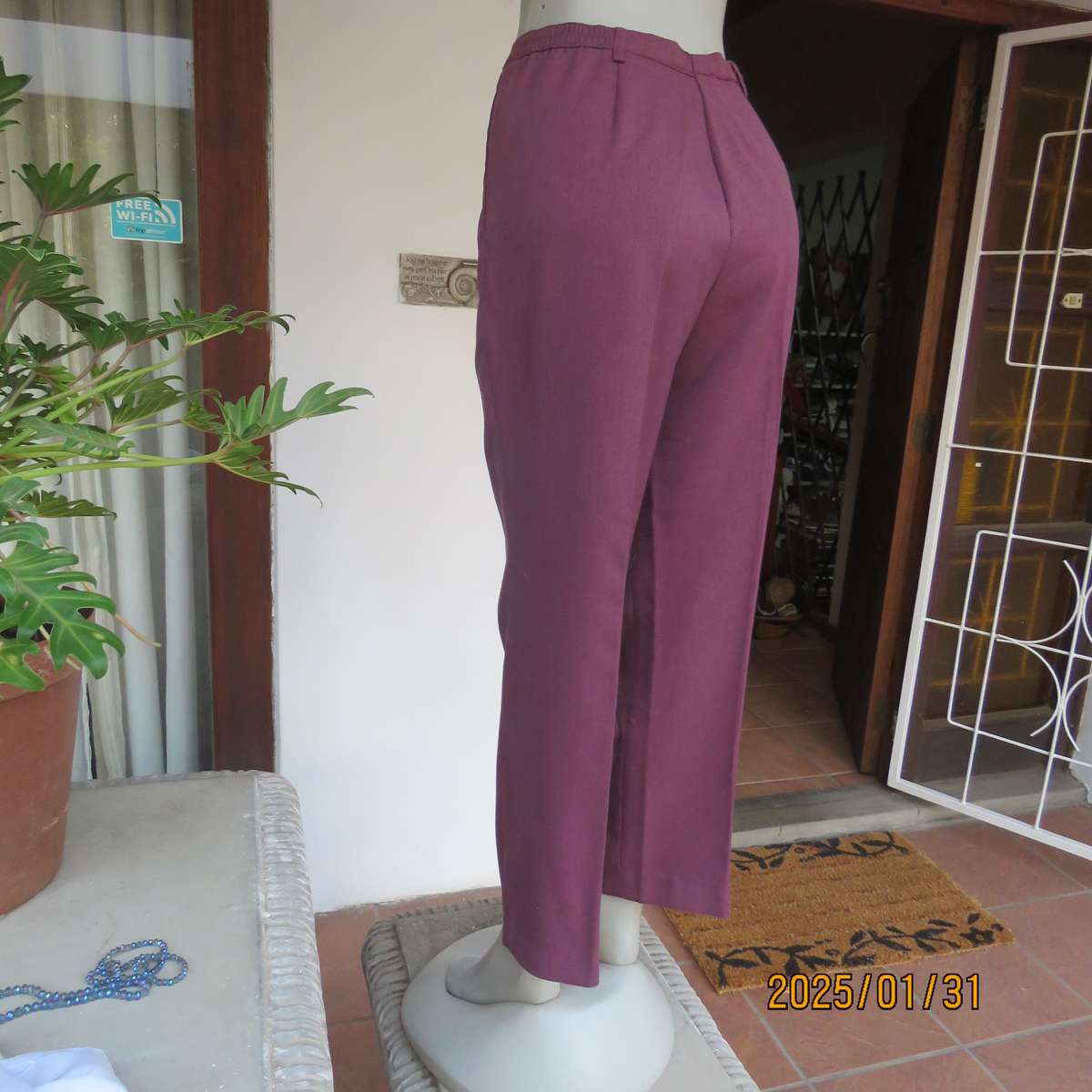 STYLE mulberry colour dress pants by E W M size 40. Dummy side pockets. In polyester.Very good cond.