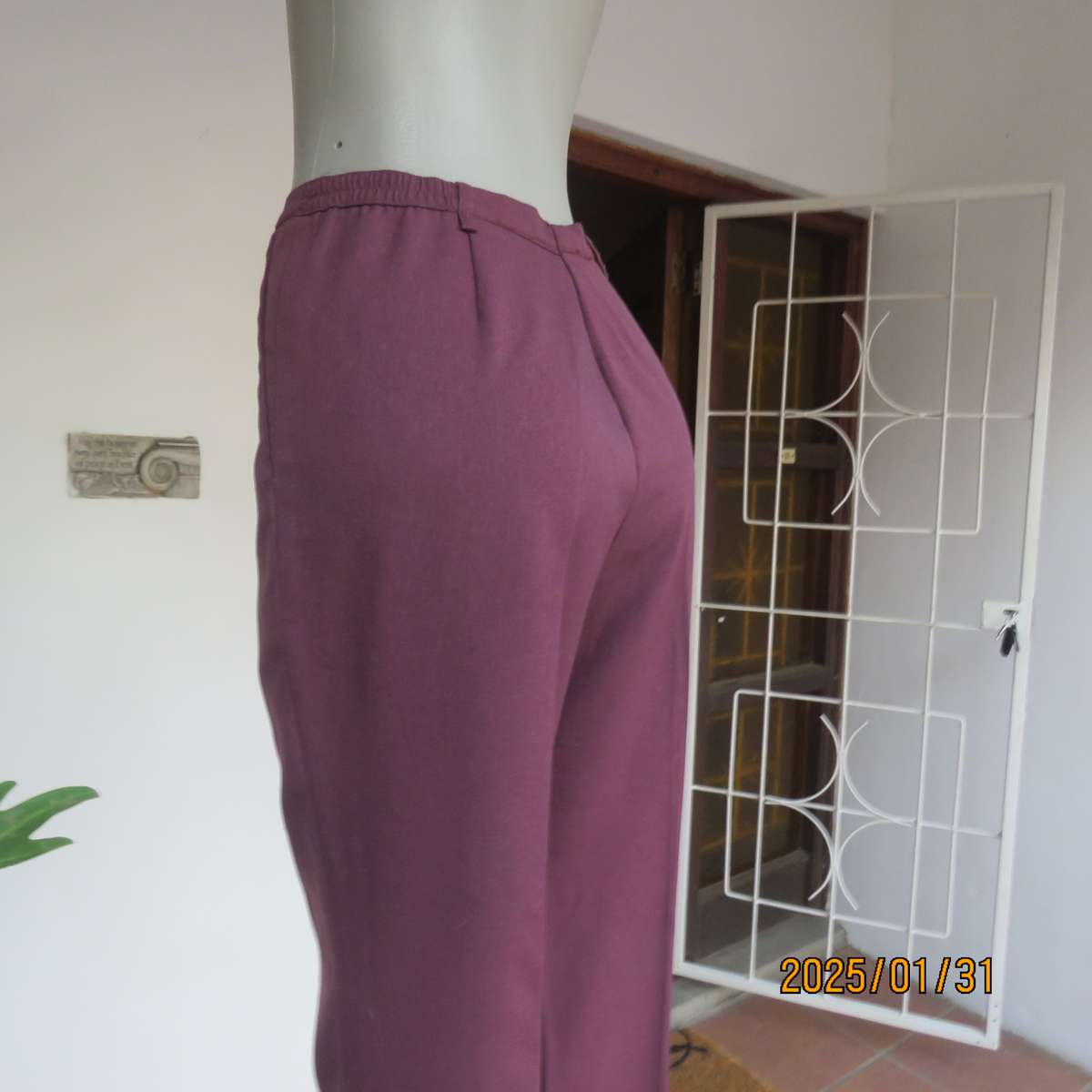 STYLE mulberry colour dress pants by E W M size 40. Dummy side pockets. In polyester.Very good cond.