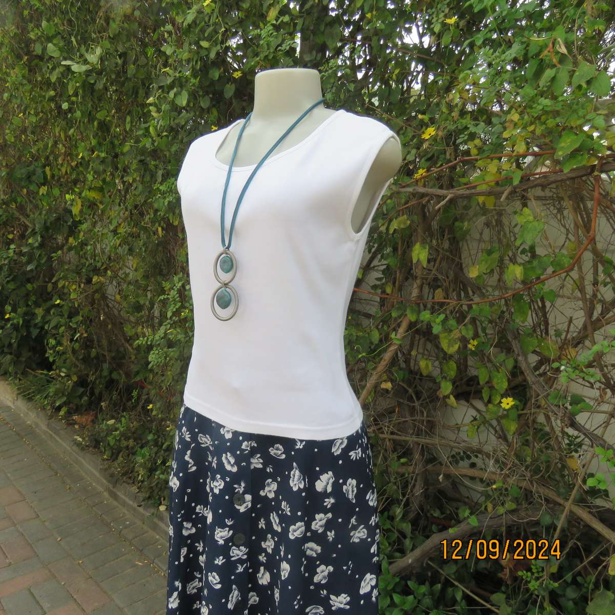 Snow white sleeveless slip over HOBB'S of LONDON ribbed cotton top.Size 36. Luxury brand.New cond