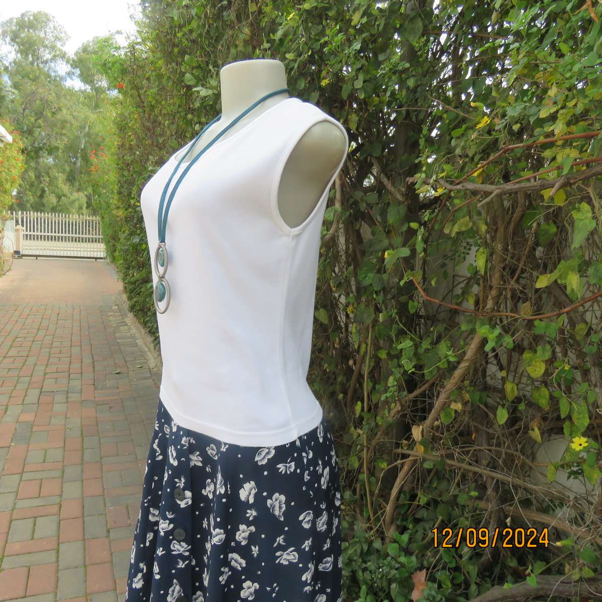 Snow white sleeveless slip over HOBB'S of LONDON ribbed cotton top.Size 36. Luxury brand.New cond