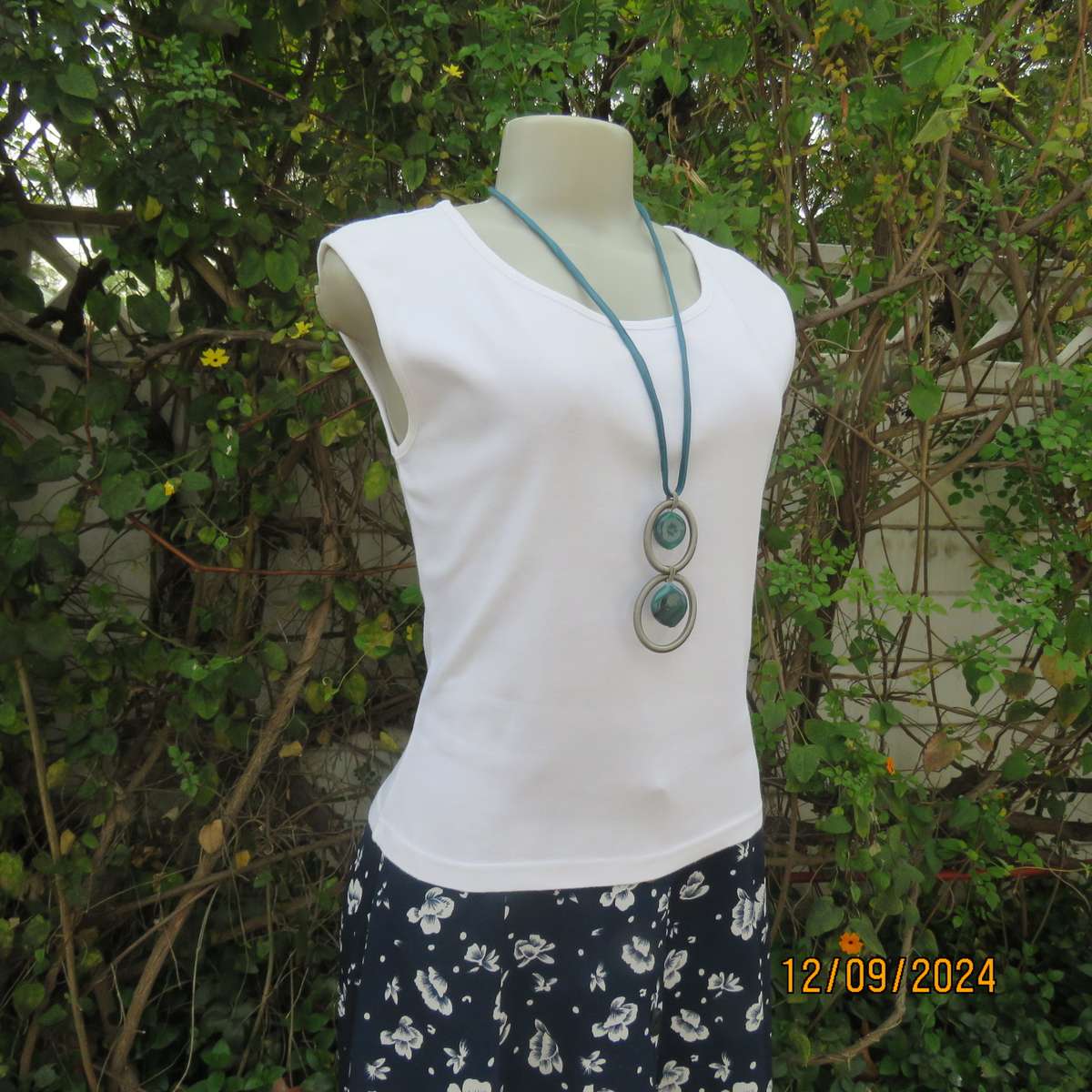 Snow white sleeveless slip over HOBB'S of LONDON ribbed cotton top.Size 36. Luxury brand.New cond