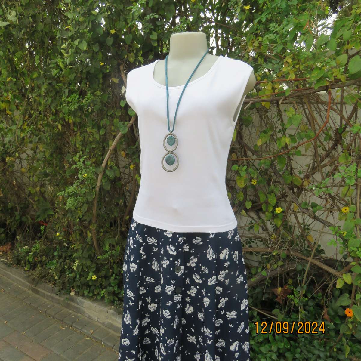 Snow white sleeveless slip over HOBB'S of LONDON ribbed cotton top.Size 36. Luxury brand.New cond