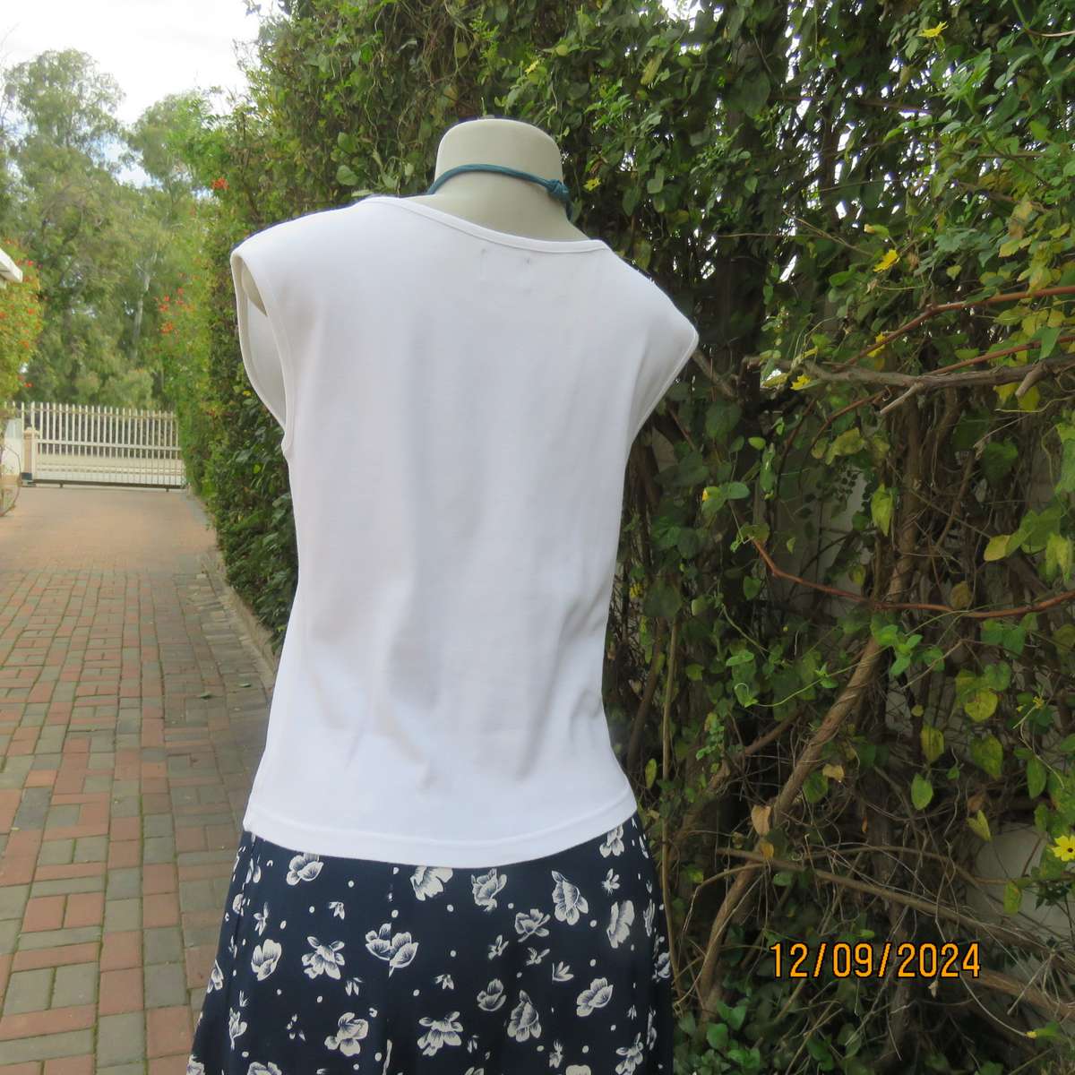 Snow white sleeveless slip over HOBB'S of LONDON ribbed cotton top.Size 36. Luxury brand.New cond