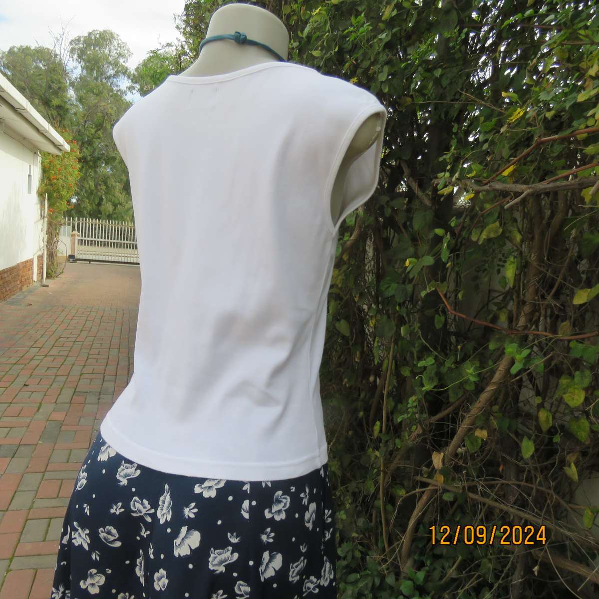 Snow white sleeveless slip over HOBB'S of LONDON ribbed cotton top.Size 36. Luxury brand.New cond