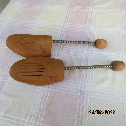 DASCO men's shoe tree stretchers size 9-10 with SS spring - to maintain the shape