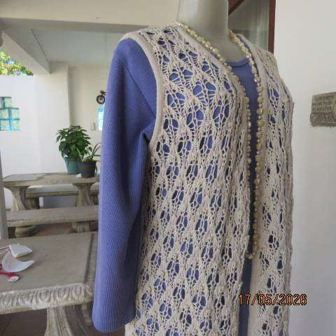 Donna Claire light ecru knitted acrylic sleeveless gilet in lace pattern size 44-46
