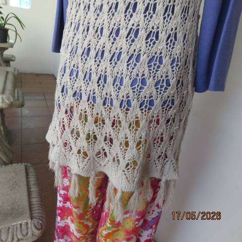 Donna Claire light ecru knitted acrylic sleeveless gilet in lace pattern size 44-46