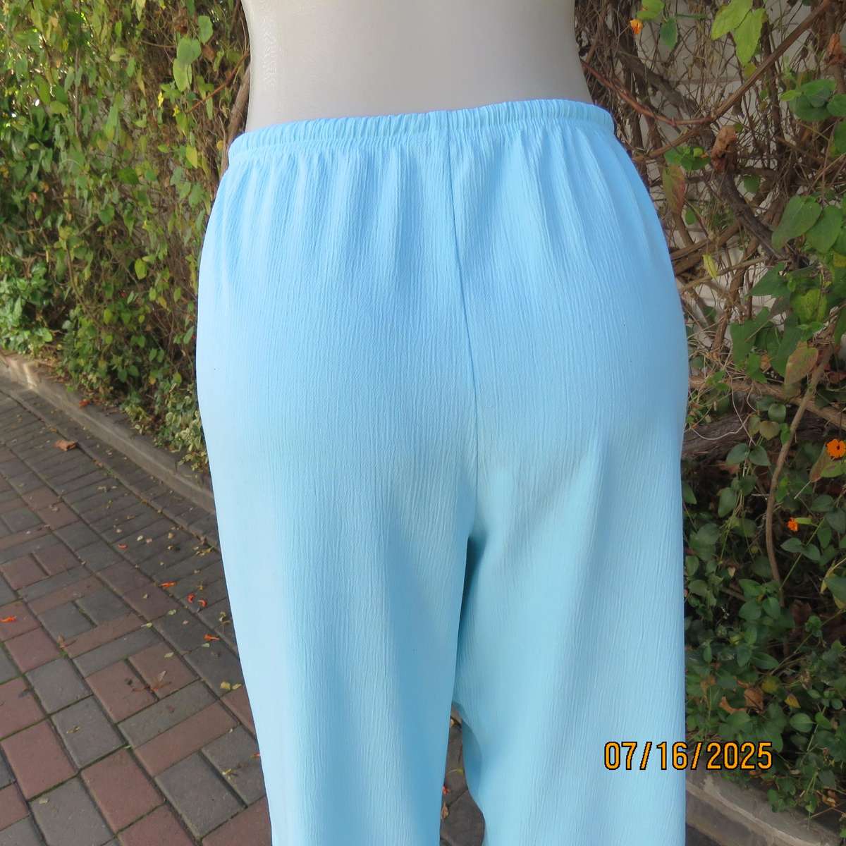 Aqua colour crinkled poly-rayon cropped pants. Size 40. With drawstring and elastic waist.