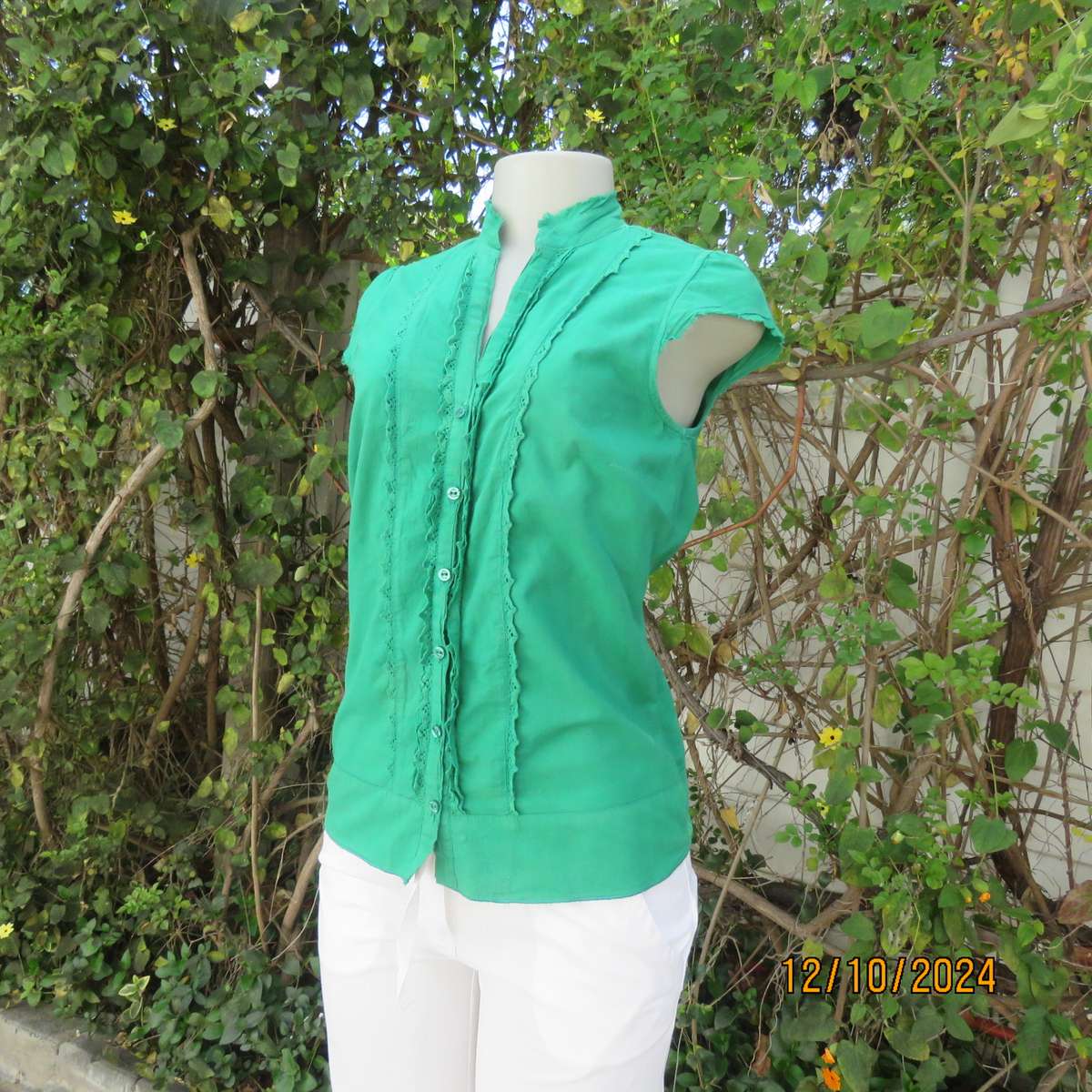 Forrest green button down 100% cotton top. Banded neckline. Cotton lace on front. WOOLWORTHS 30/32