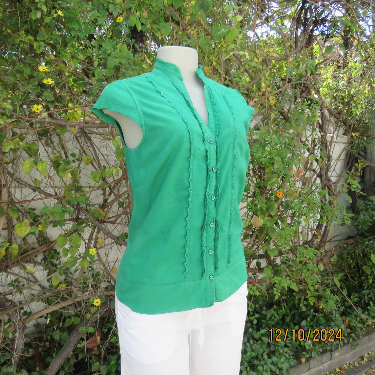 Forrest green button down 100% cotton top. Banded neckline. Cotton lace on front. WOOLWORTHS 30/32