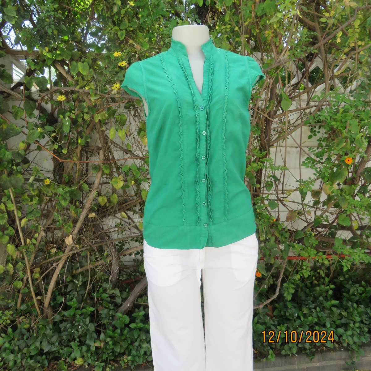 Forrest green button down 100% cotton top. Banded neckline. Cotton lace on front. WOOLWORTHS 30/32
