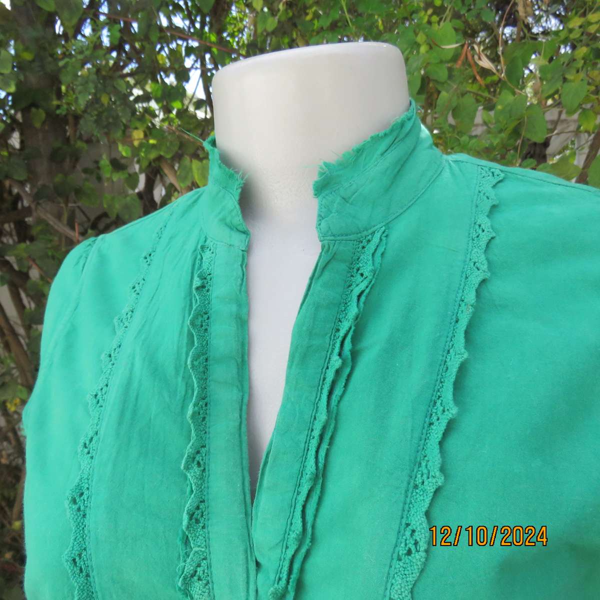 Forrest green button down 100% cotton top. Banded neckline. Cotton lace on front. WOOLWORTHS 30/32
