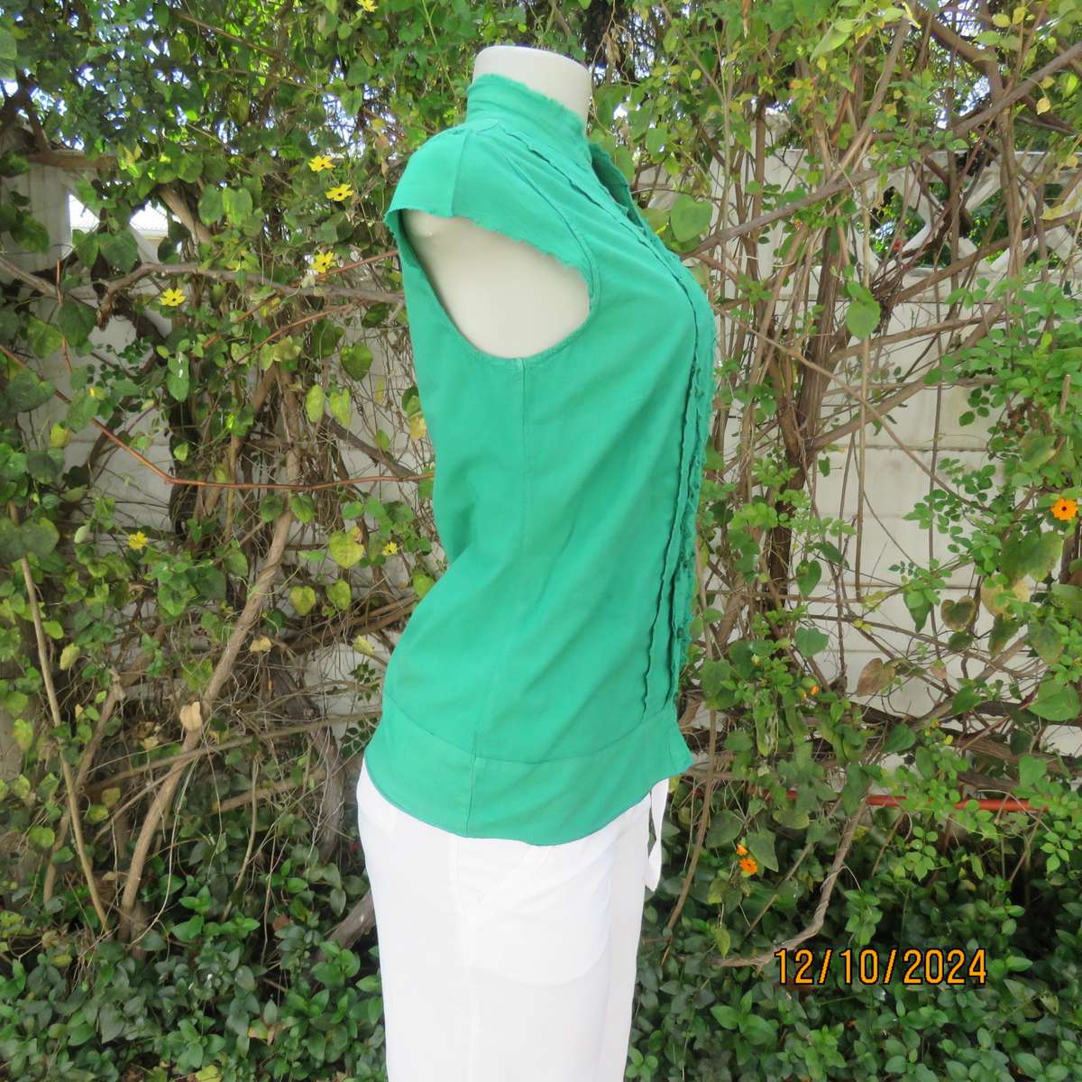 Forrest green button down 100% cotton top. Banded neckline. Cotton lace on front. WOOLWORTHS 30/32