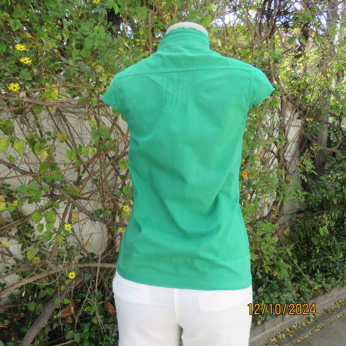 Forrest green button down 100% cotton top. Banded neckline. Cotton lace on front. WOOLWORTHS 30/32