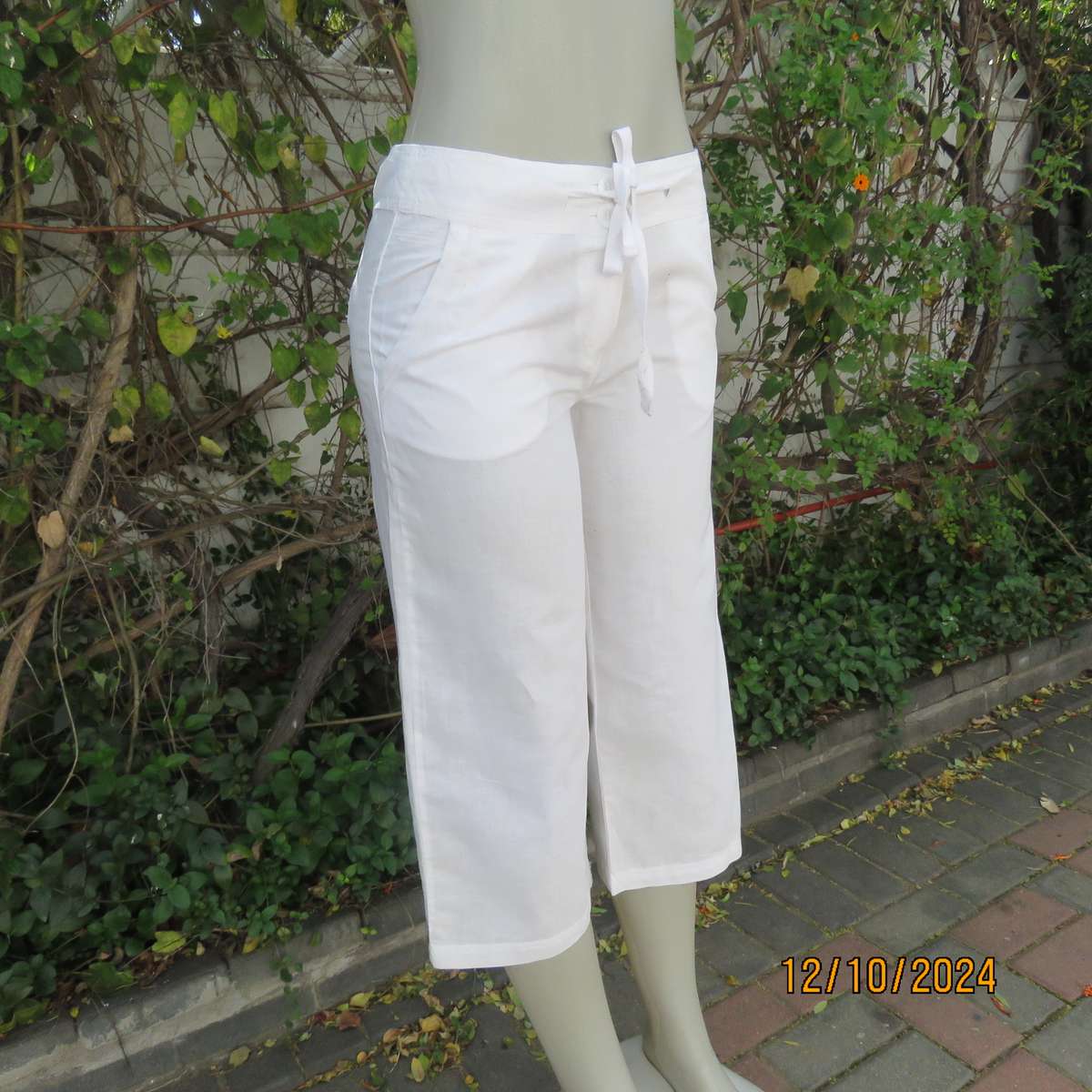 Snow white linen/cotton blend no stretch cropped pants by DUNNES size 34. Front pockets.Brand new co