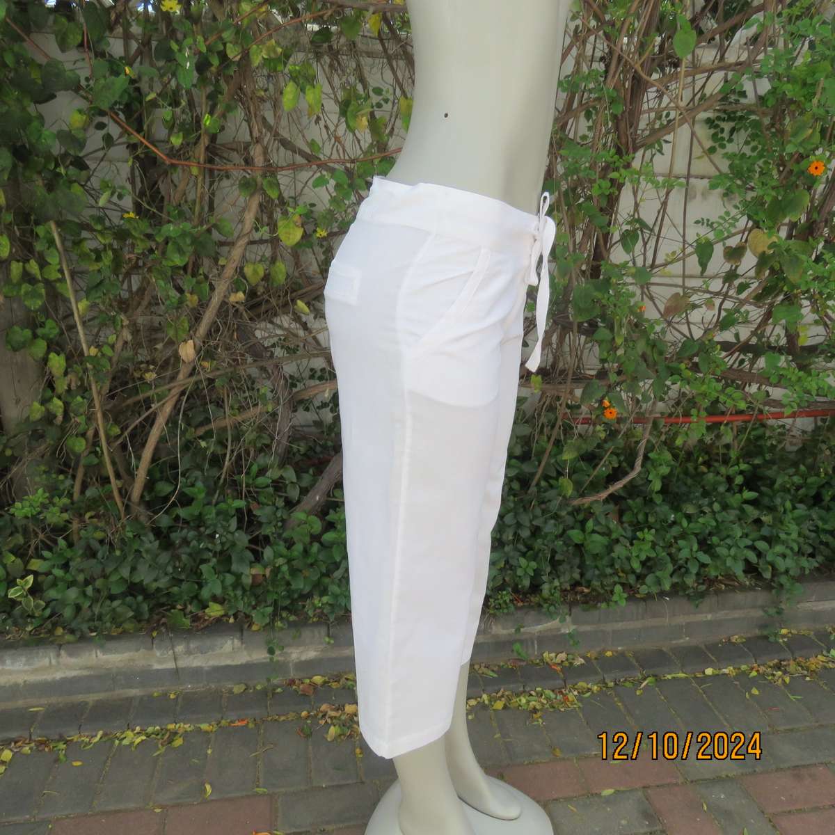 Snow white linen/cotton blend no stretch cropped pants by DUNNES size 34. Front pockets.Brand new co