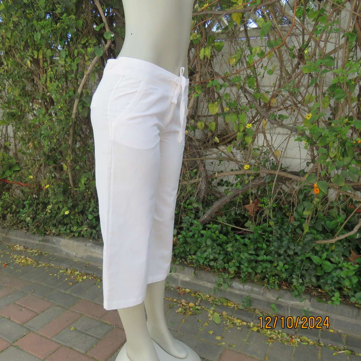 Snow white linen/cotton blend no stretch cropped pants by DUNNES size 34. Front pockets.Brand new co