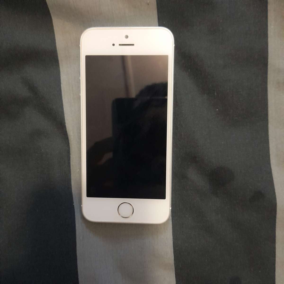 Apple iphone SE 16gb As new with box and charger