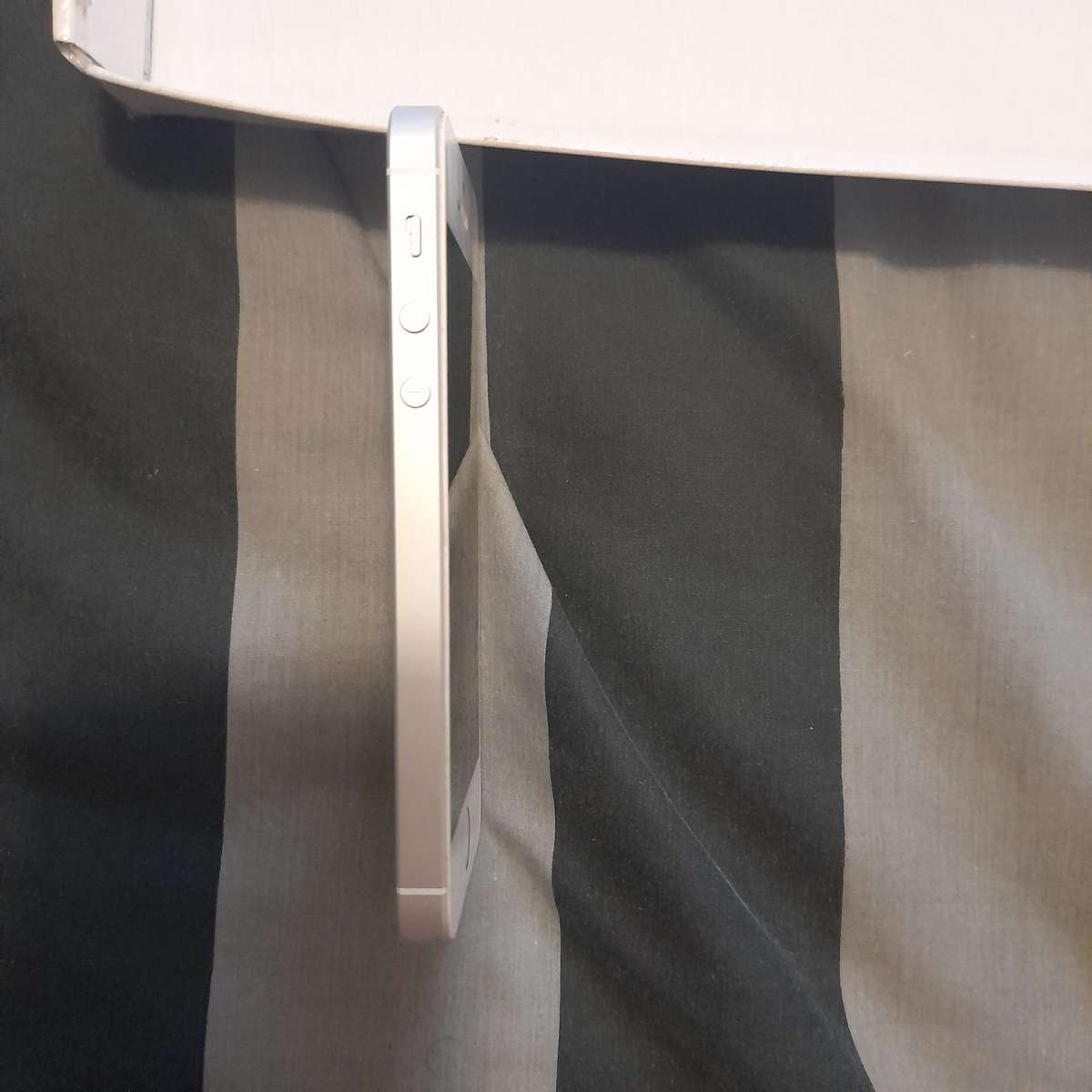 Apple iphone SE 16gb As new with box and charger