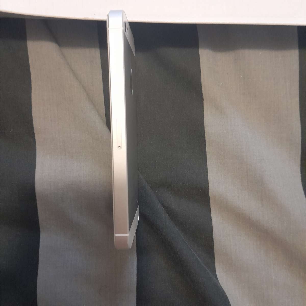 Apple iphone SE 16gb As new with box and charger