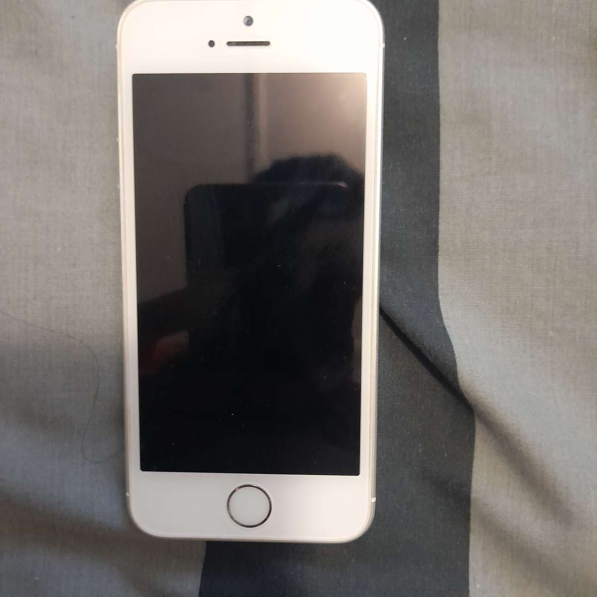 Apple iphone SE 16gb As new with box and charger