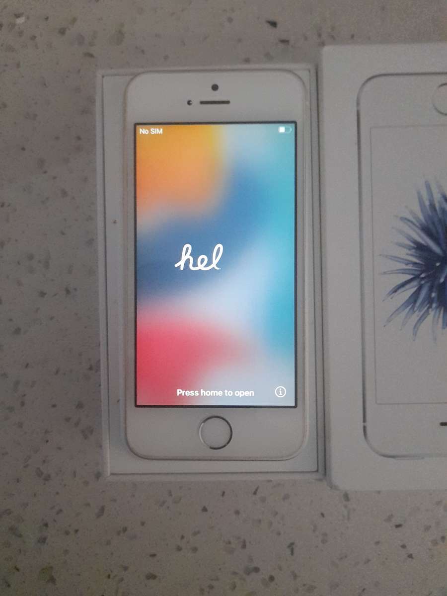 Apple iphone SE 16gb As new with box and charger