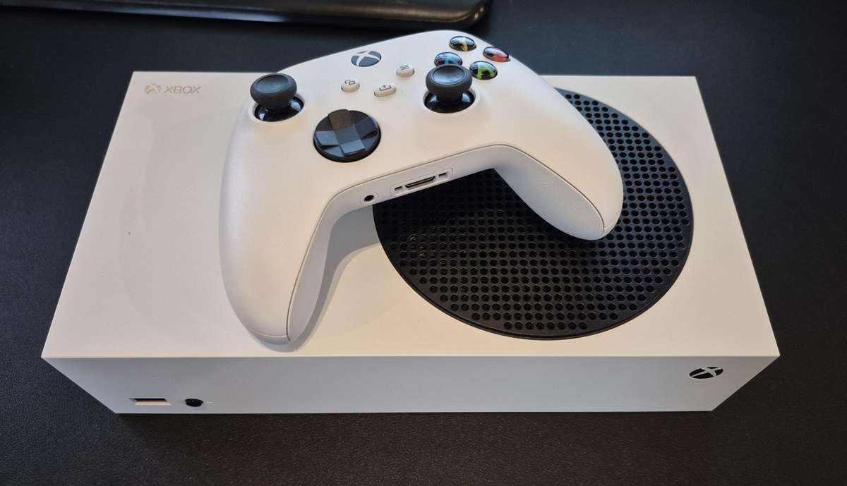 XBOX SERIES S 512GB + Free Xbox Rechargeable Battery & USB-C Cable