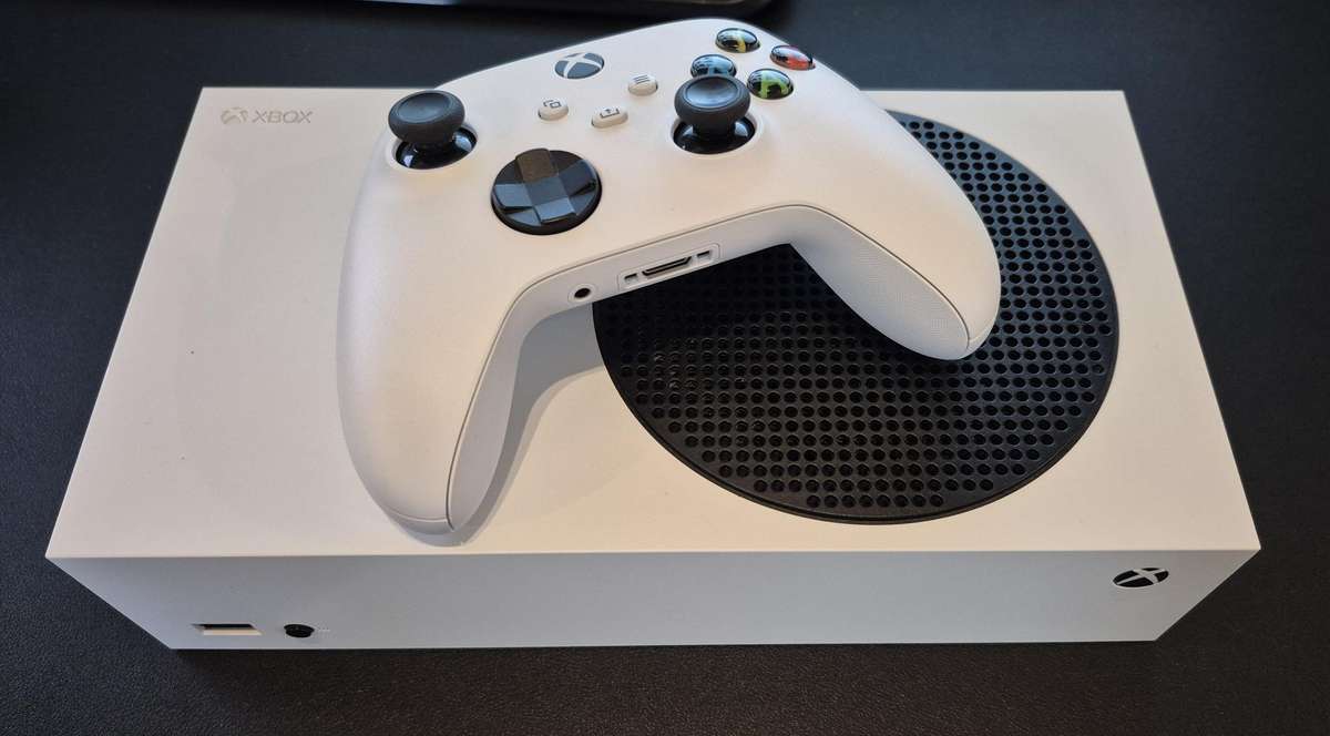 XBOX SERIES S 512GB + Free Xbox Rechargeable Battery & USB-C Cable