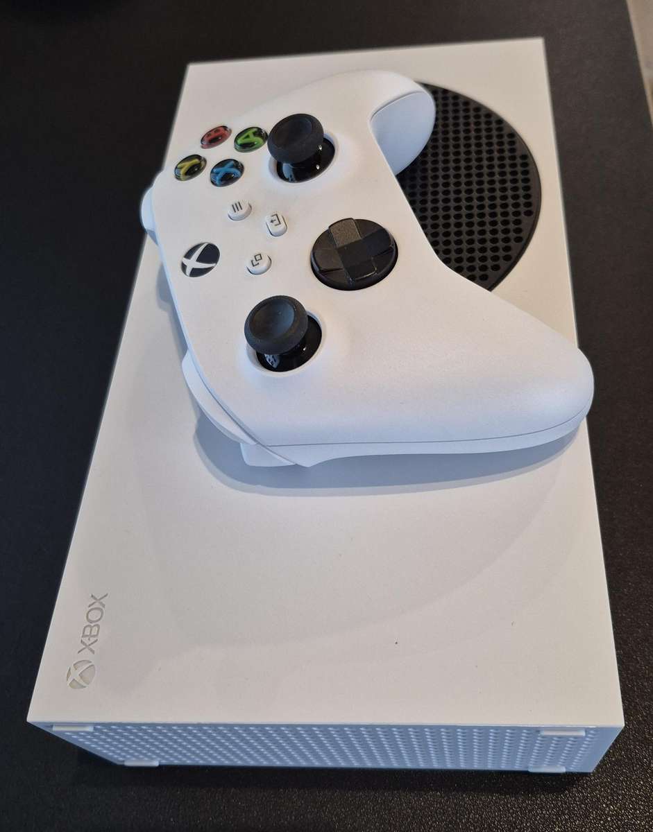 XBOX SERIES S 512GB + Free Xbox Rechargeable Battery & USB-C Cable