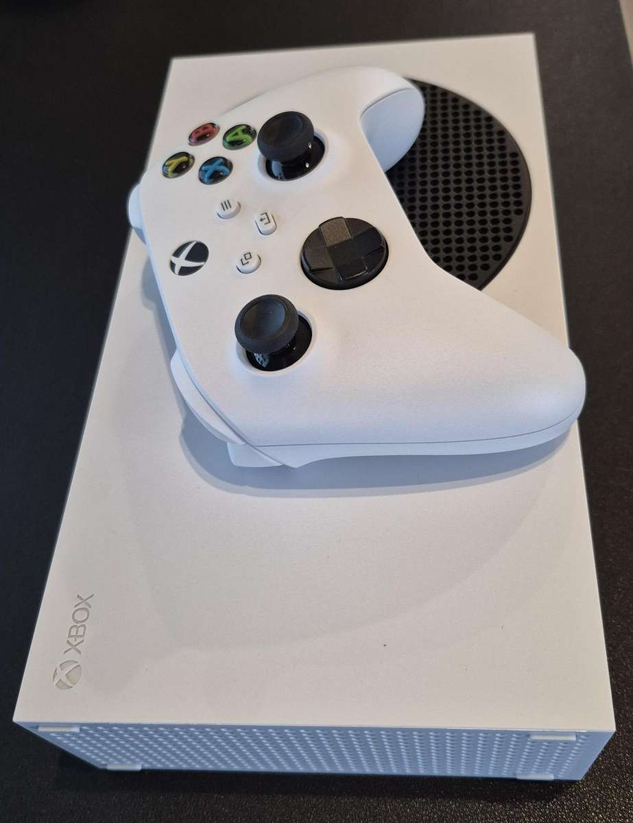 XBOX SERIES S 512GB + Free Xbox Rechargeable Battery & USB-C Cable