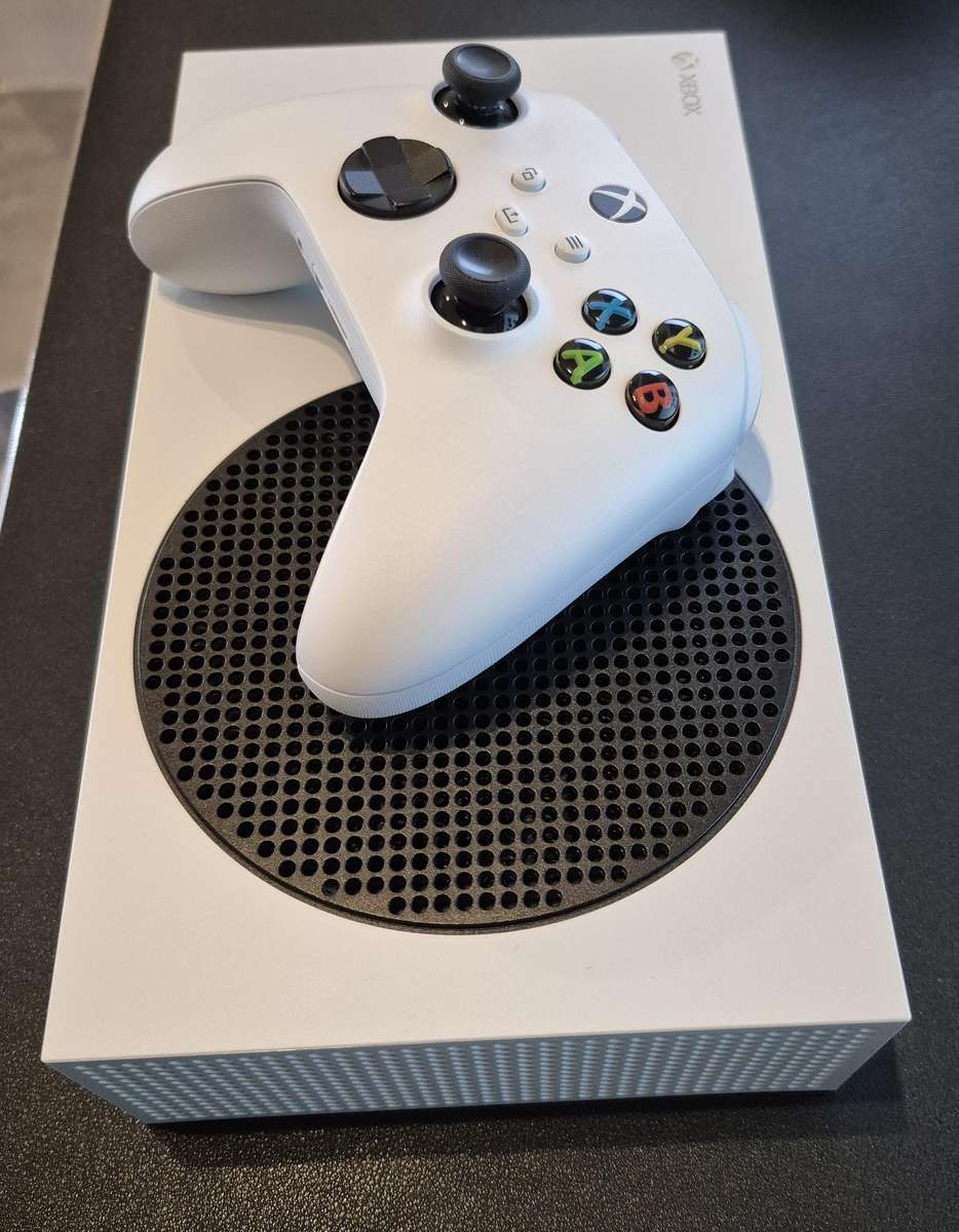 XBOX SERIES S 512GB + Free Xbox Rechargeable Battery & USB-C Cable