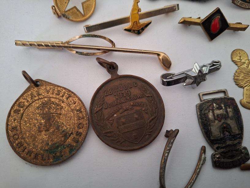 Various collectable items