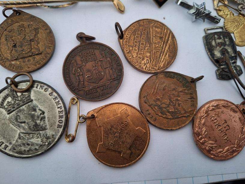 Various collectable items