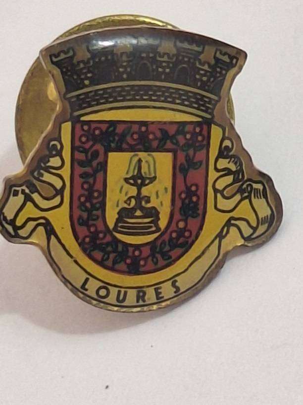 Loures coat of arms lapel pin