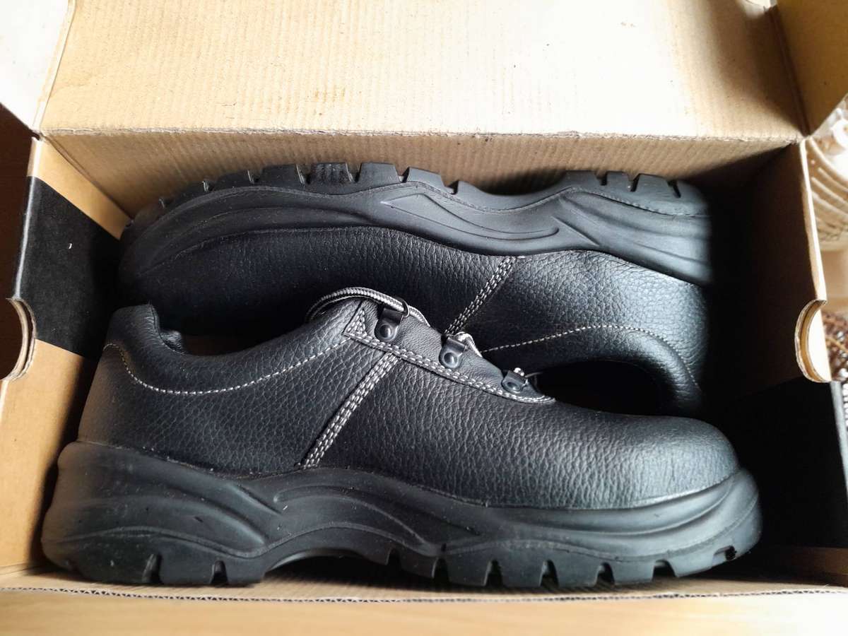 Rebel Men's Safety Shoe Size 10