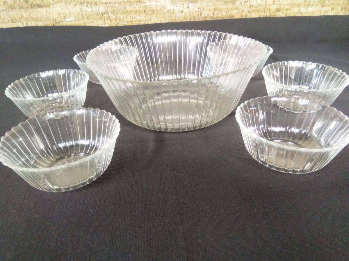 Vintage Arcoroc Clear Ribbed serving bowl plus 6 smaller bowls