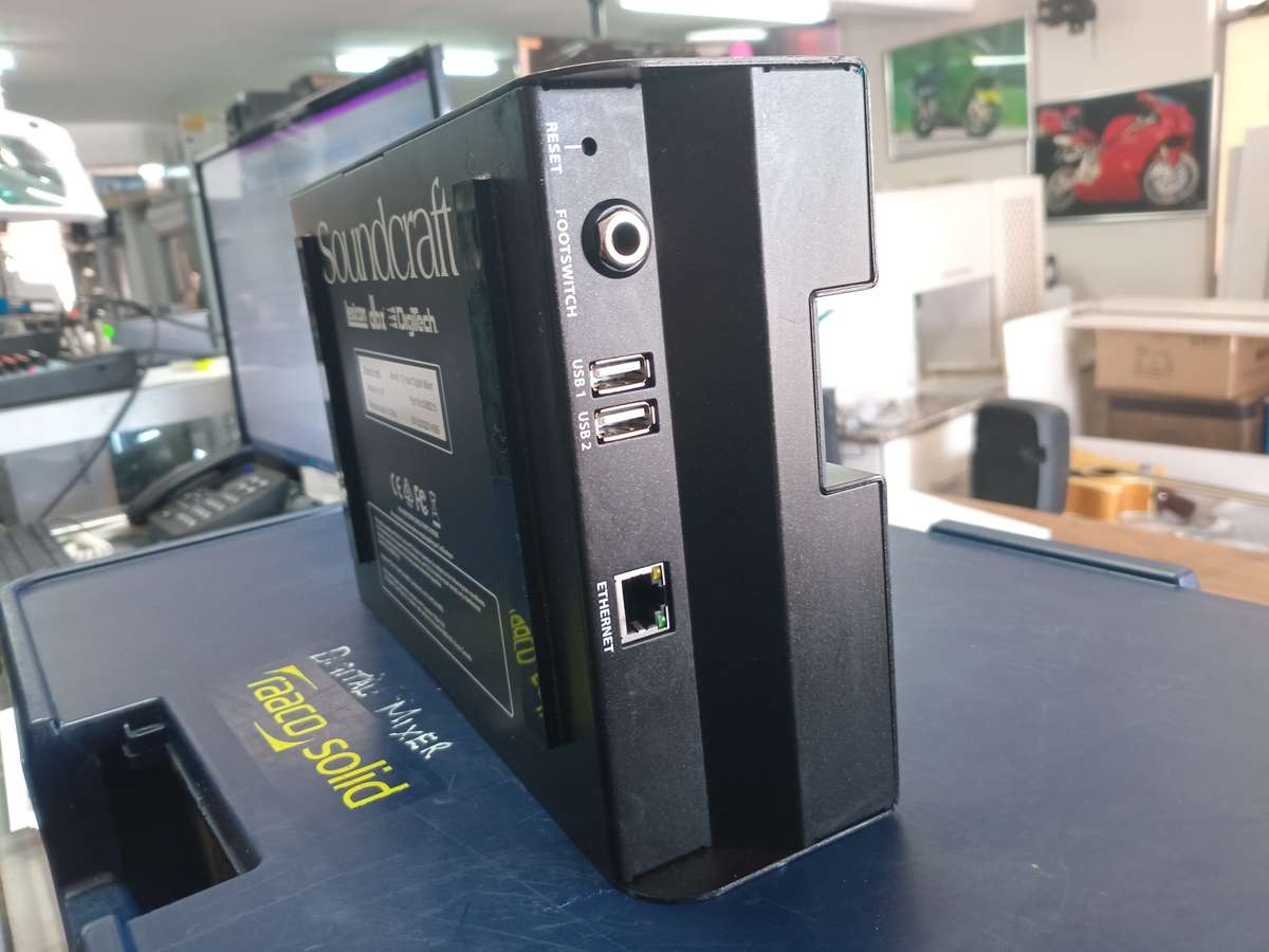 SOUNDCRAFT UI12 DIGITAL MIXER WITH CASE