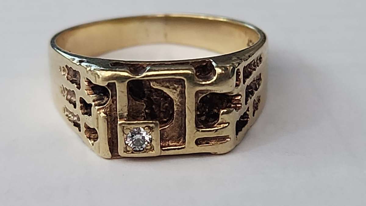 GOLD SIGNET MENS RING - 20MM INNER DIAMETER 6.58GRAM, +-2.2MM DIAMOND