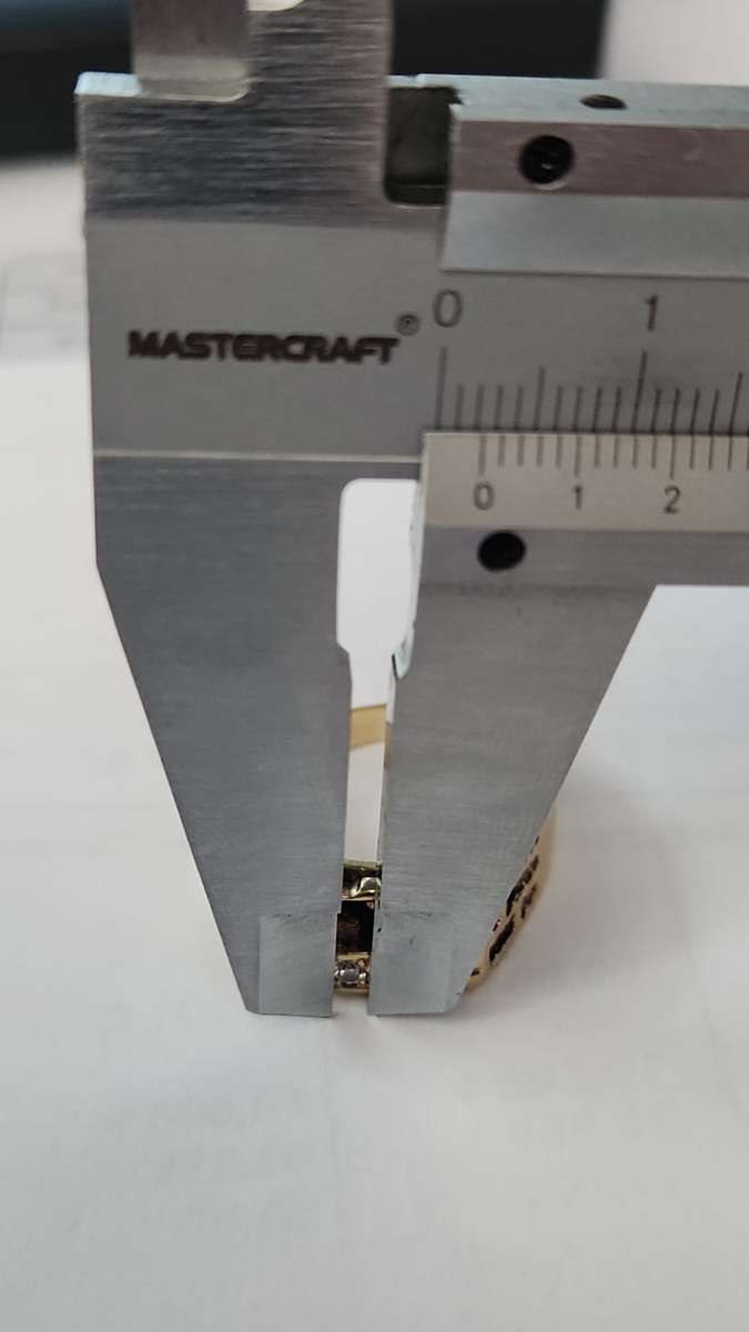 GOLD SIGNET MENS RING - 20MM INNER DIAMETER 6.58GRAM, +-2.2MM DIAMOND